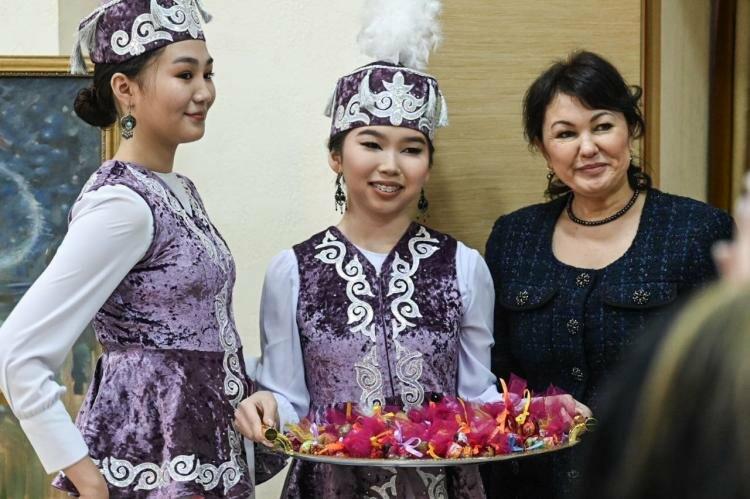 Поздравления с днём рождения на казахском языке. Казахский юбилей женщины. Казахский юбилей женщины. Казахский юбилей женщины. Казахский юбилей женщины.