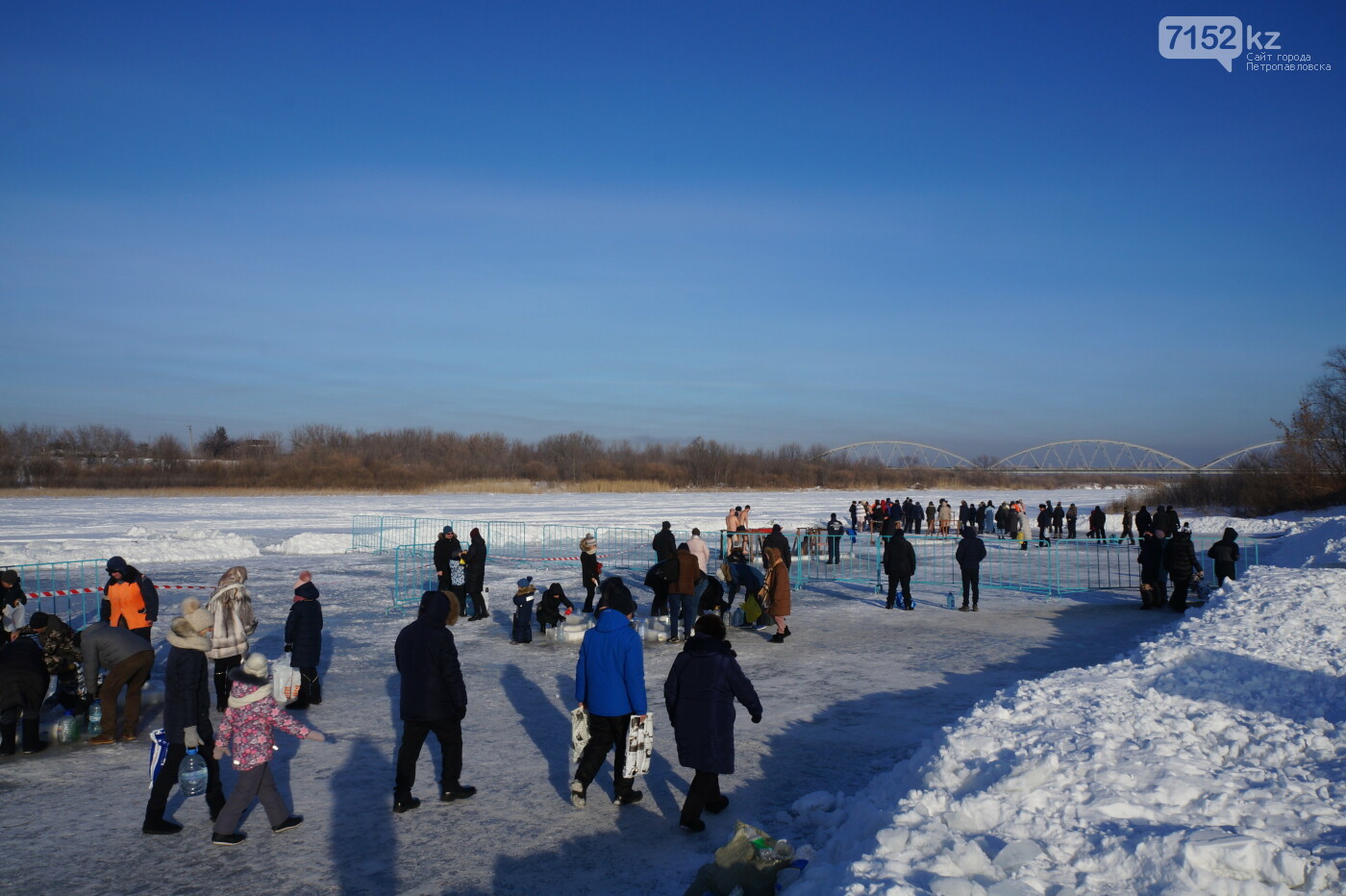 Сегодня с раннего утра петропавловцы и гости города окунаются в иор... Сегодня с раннего утра петропавловцы и гости города окунаются в иордань на городском пляже.
