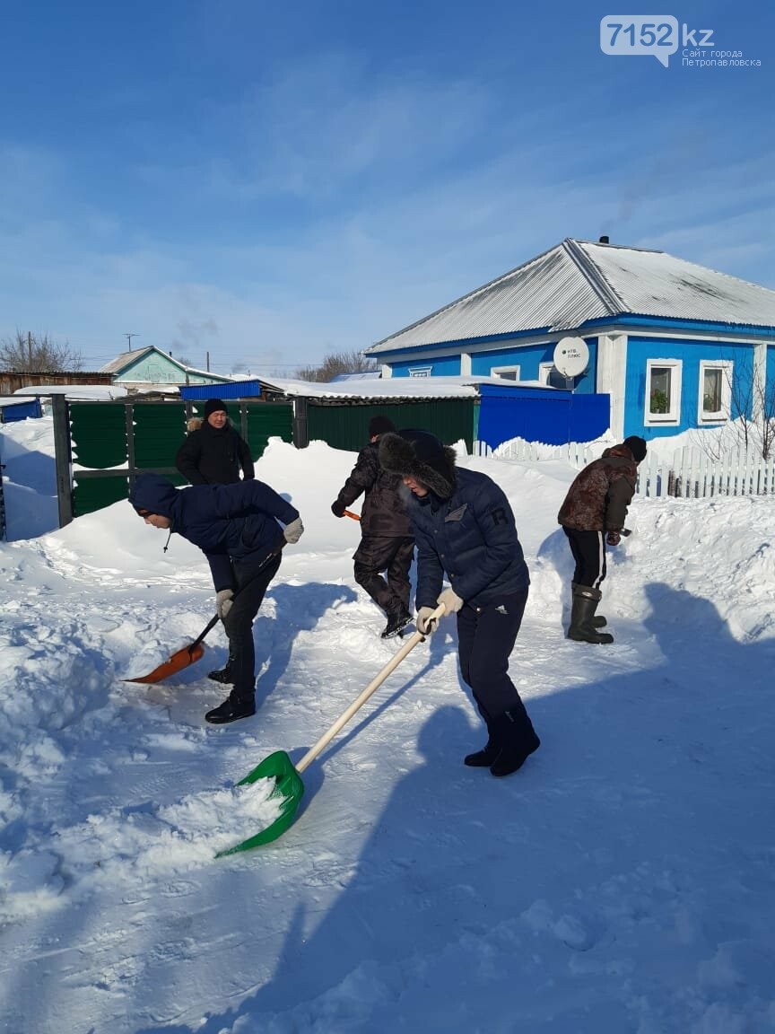 Волонтеры ЦМИ убирают снег во дворах пенсионеров
