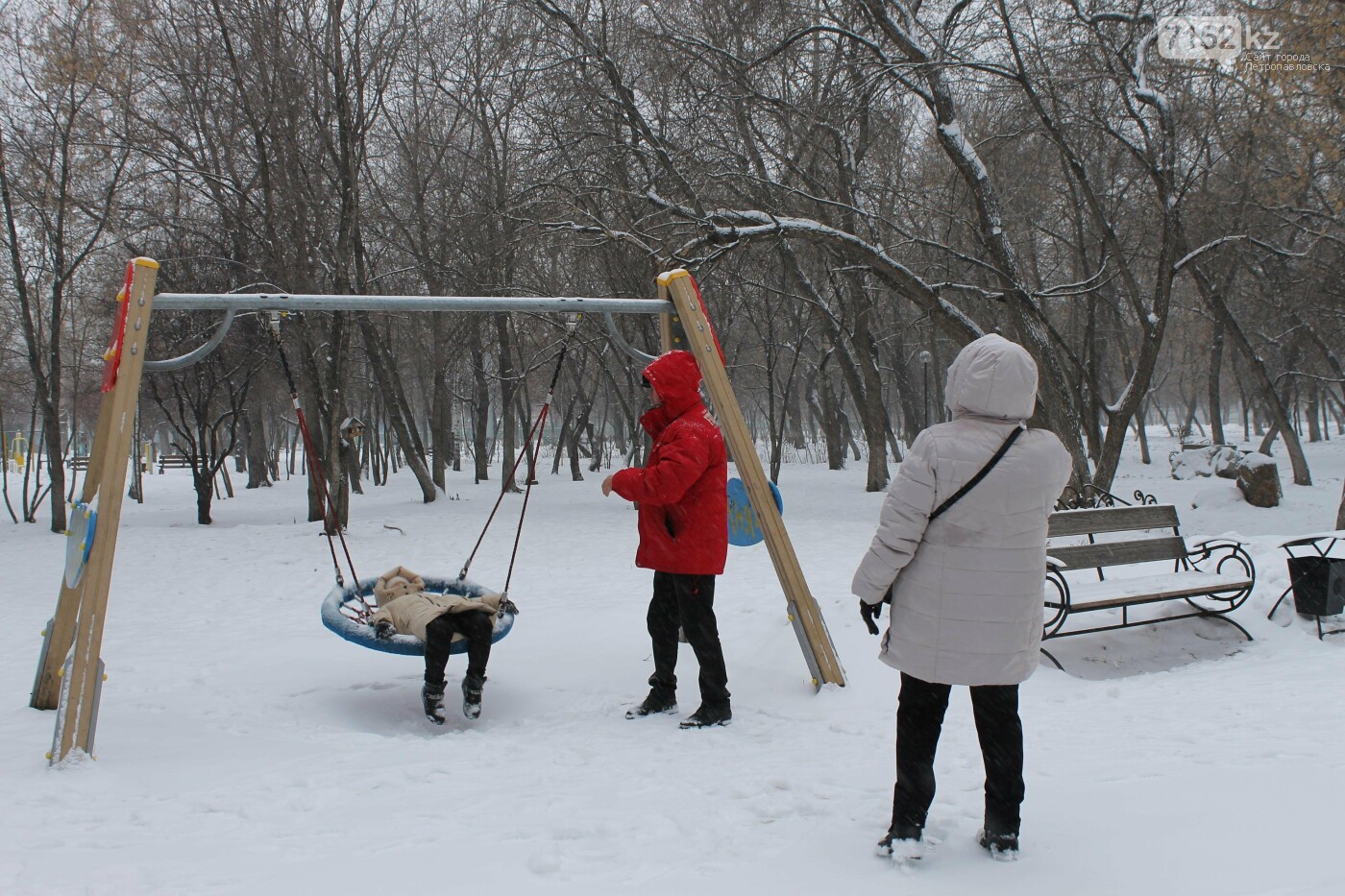 Петропавловцы на детской площадке в городском парке