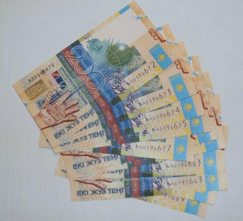200 тг в рублях. Деньги Казахстана 200 тенге. 200 Тенге 2006 Казахстан. Тенге бумажные. Двести тенге бумажные.